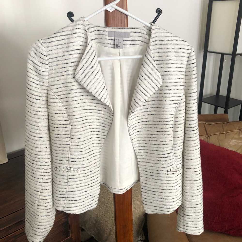 H&M White Tweed Cropped Jacket 🤍🖤